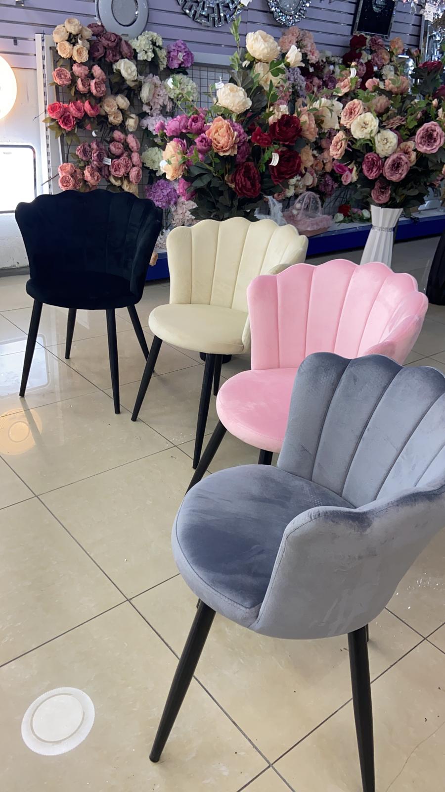 Velvet schelpstoel met zwarte poten - Zwart