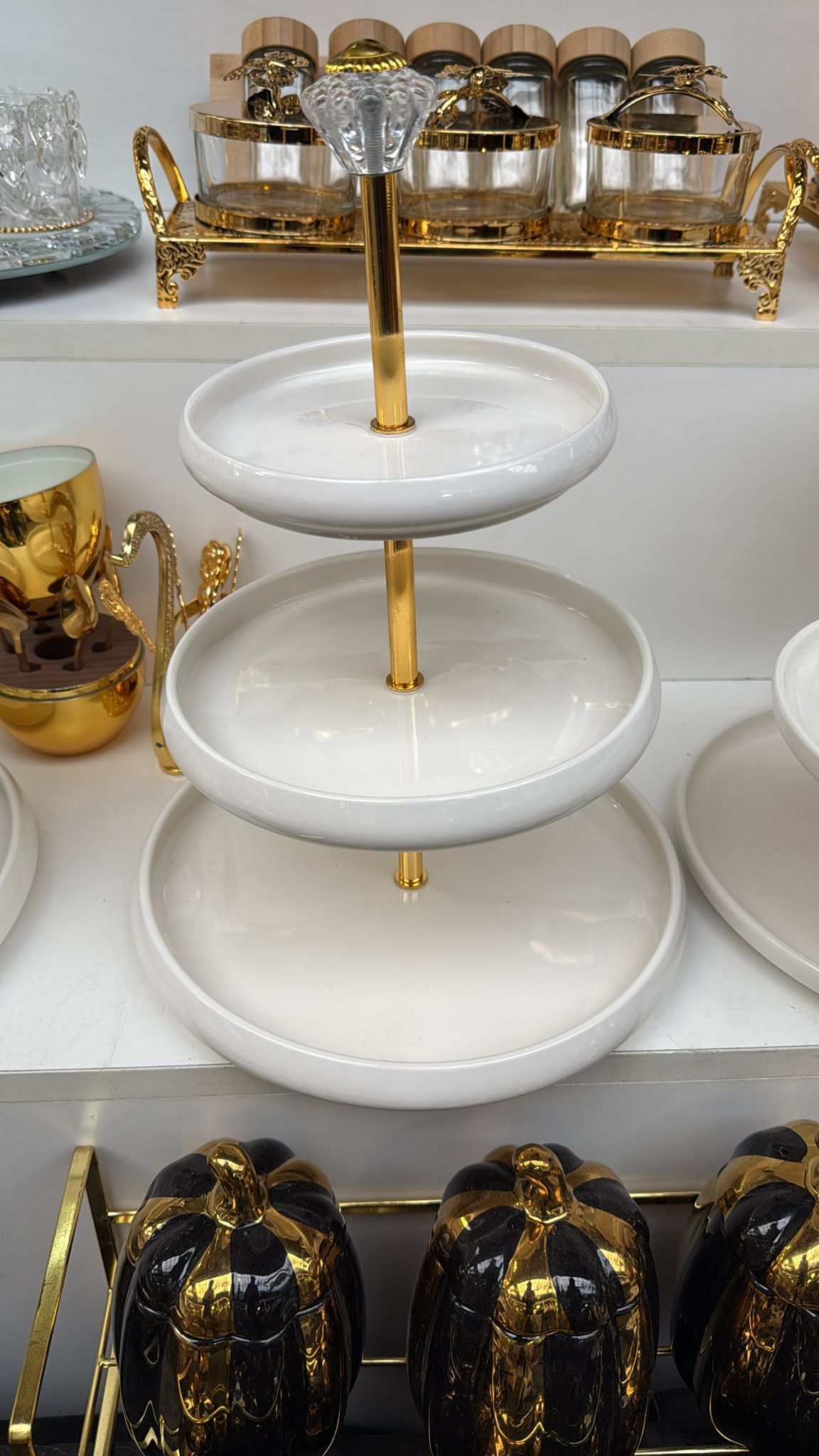 Etagère – 3-Laags Porselein met Gouden Afwerking