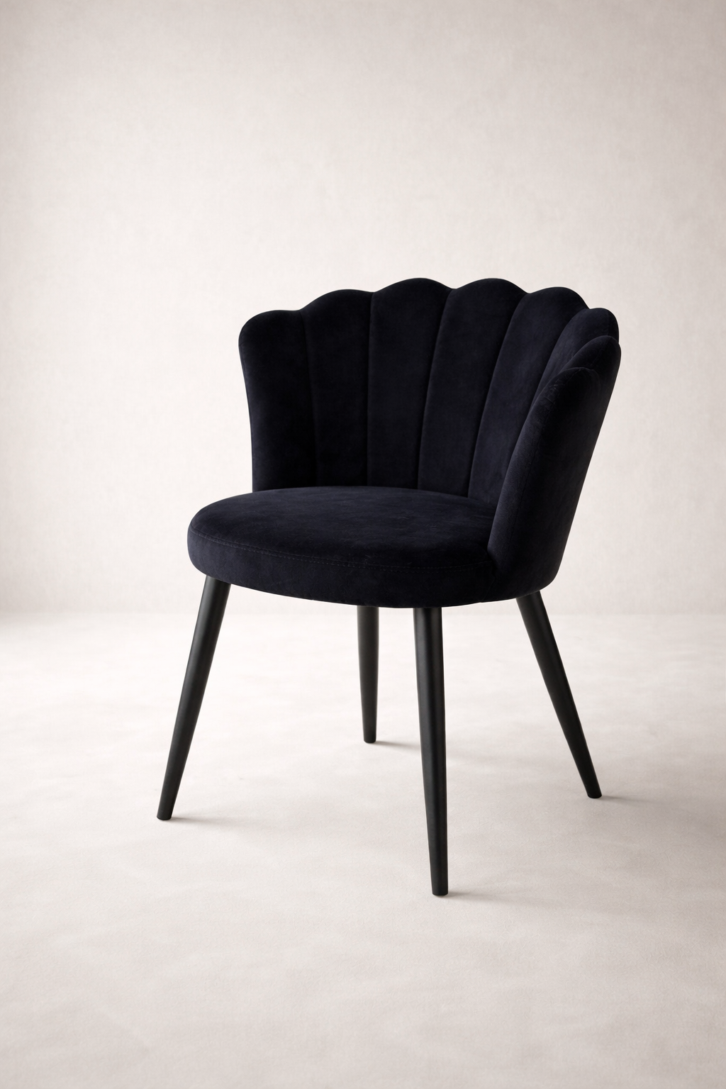 Velvet schelpstoel met zwarte poten - Zwart