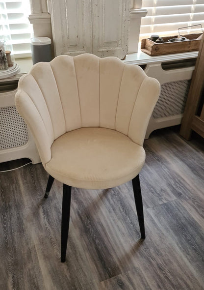 Velvet schelpstoel met zwarte poten - Crème