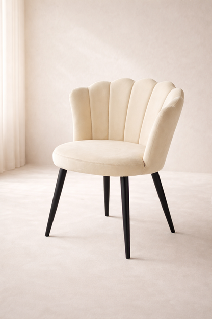 Velvet schelpstoel met zwarte poten - Crème
