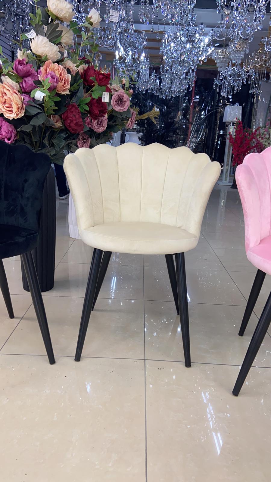 Velvet schelpstoel met zwarte poten - Crème