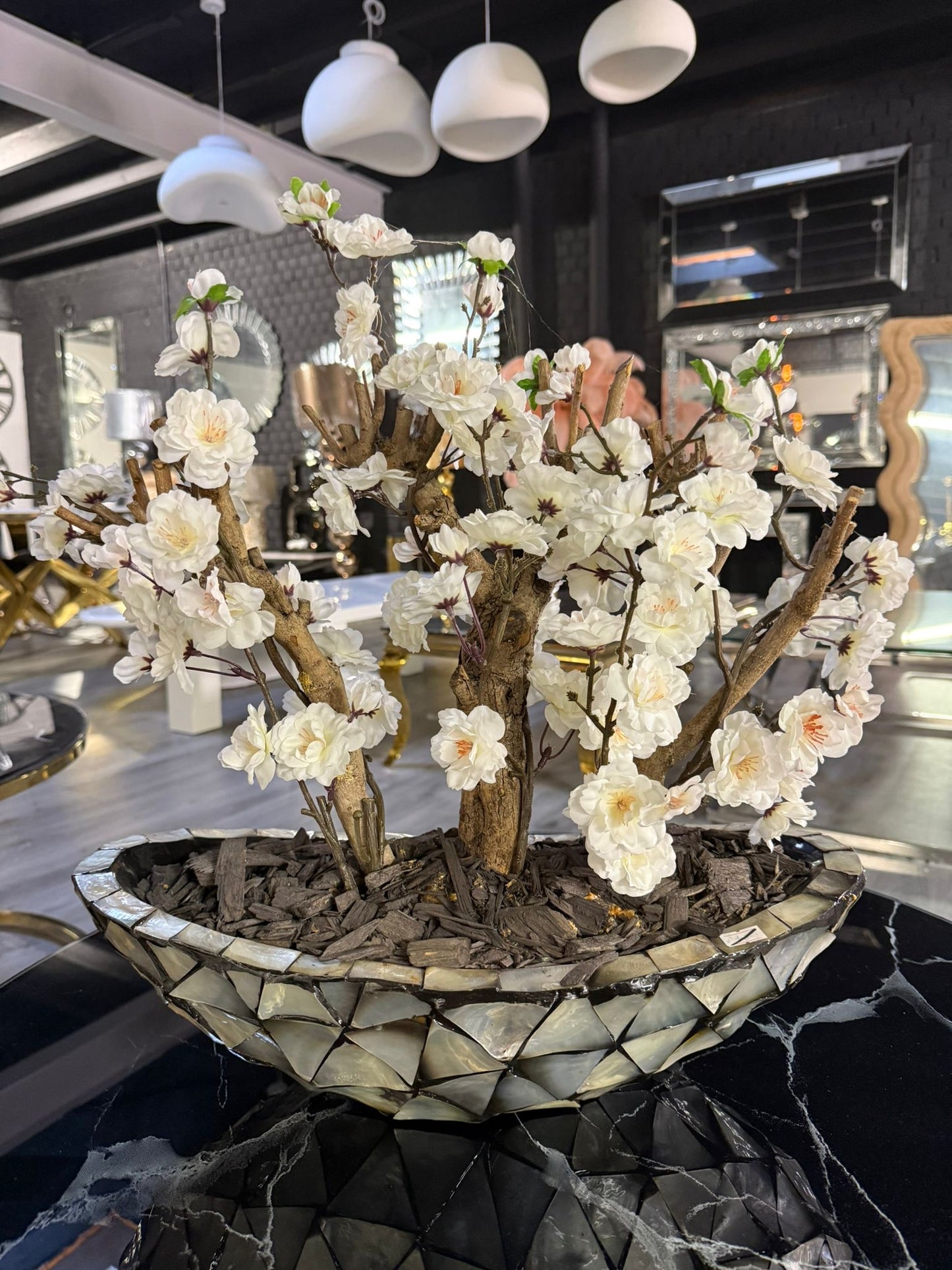 Orchidee Arrangement in Schelpvaas – Grijs