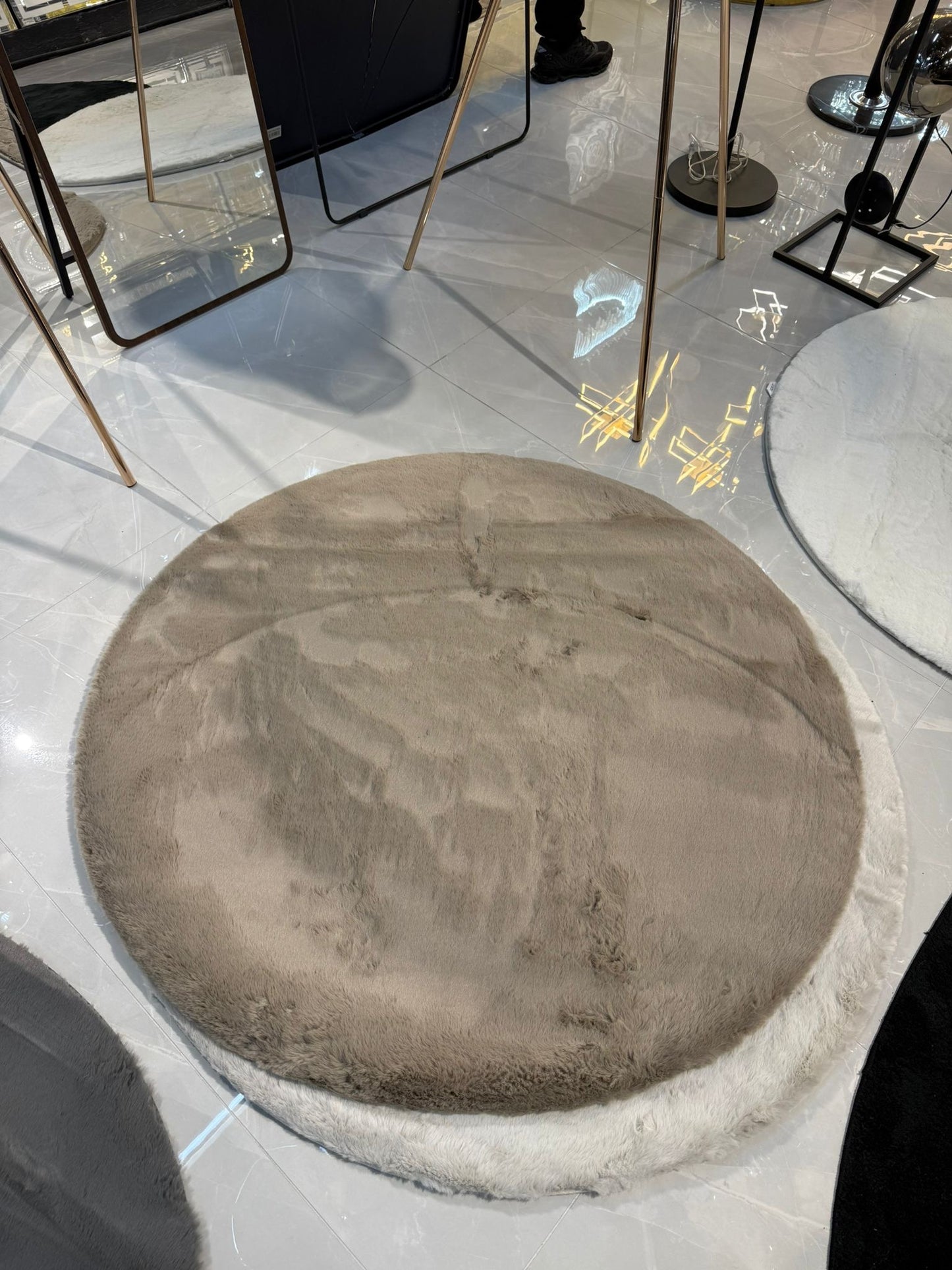 Rond Fluffy Vloerkleed Taupe – Ø 120 cm